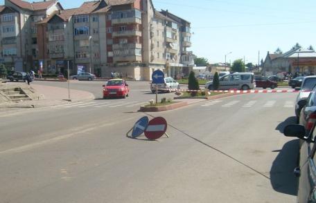 Se asfaltează sensul giratoriu din Municipiul Dorohoi