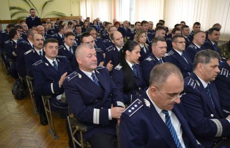 Poliţişti botoşăneni avansaţi înainte de termen, pentru rezultate meritorii în activitate