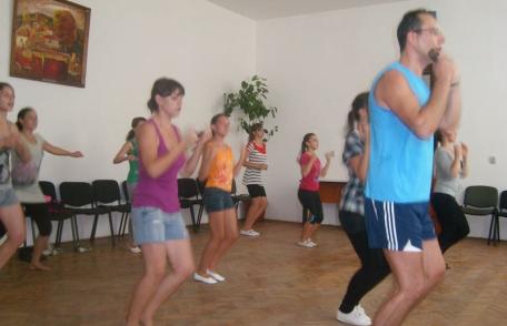 Trupa de majorete se pregătește pentru prima reprezentație