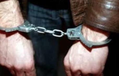 Reţinut pentru tâlhărie. I-a furat unui bărbat haina, cardurile și banii