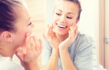 Cum folosim pasta de dinți pentru a scăpa de coșuri