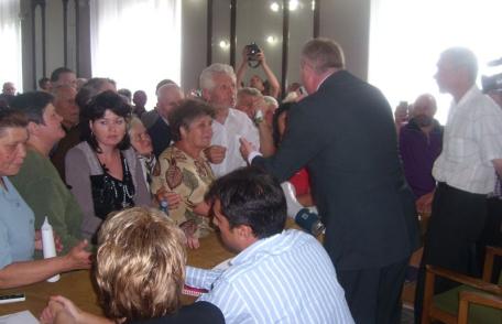 Prefectul Cristian Roman asaltat de sinistraţi la Dorohoi - FOTO