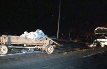 Accident GRAV! Căruță lovită în plin de o mașină. Un copil de 13 ani ajuns la spital iar calul a murit