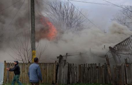 Două locuințe cuprinse de făcări înainte de Sărbători