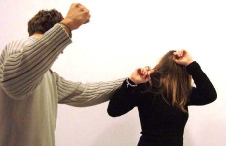 Bărbat, condamnat la șase ani de închisoare, pentru violenţă în familie. El a fost dus la Penitenciarul Botoşani