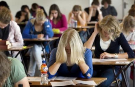 Schimbări majore în educaţie. Ce materii NOI vor studia liceenii din România