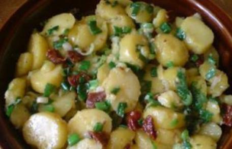 Salată caldă de cartofi