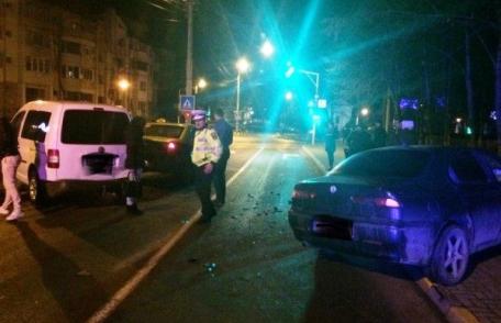 Trei mașini distruse de un șofer aflat în stare de ebrietate, care nu a oprit la culoarea roşie a semaforului