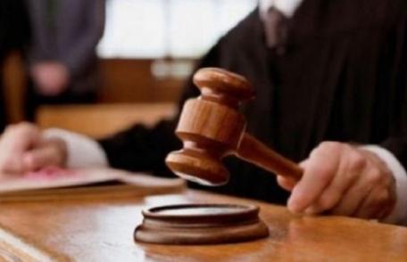 Arest la domiciliu pentru că a agresat fizic și a amenințat o tânără de 20 de ani