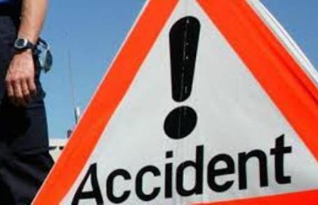 Neatenția costă! Femeie acroșată în momentul manevrei de mers înapoi