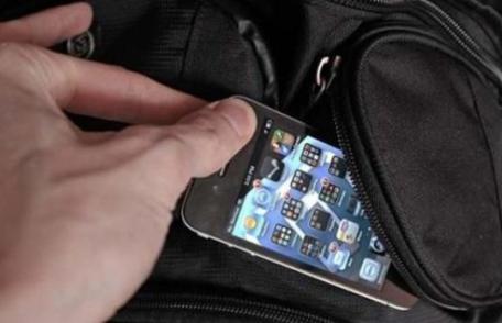 A încercat, dar nu a reuşit! O tânără de 17 ani, a fost cât pe ce să rămână fără telefonul mobil