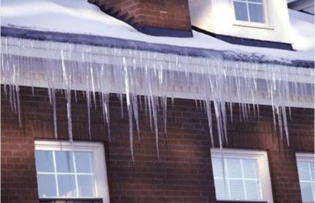 SVSU Dorohoi atenționează cetățenii: Țurțurii vă pot pune viața în pericol!