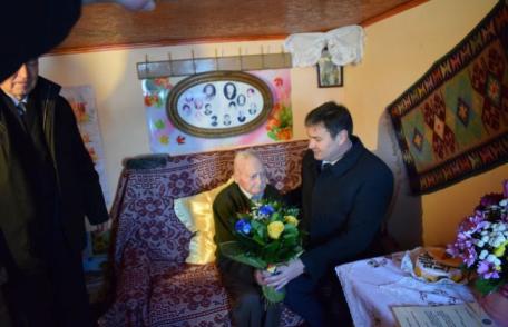 105 ani de viaţă, sărbătoriţi în mijlocul familiei de Vasile Chipoancă, veteran de război - FOTO