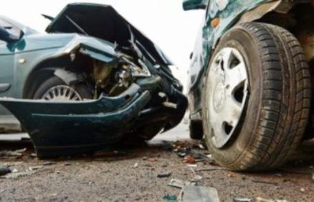 Două autoturisme avariate din cauza unui șofer imprudent