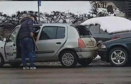 Scandal provocat de un șofer începător după o șicanare în trafic! Tânărul a fost reținut de polițiști - VIDEO
