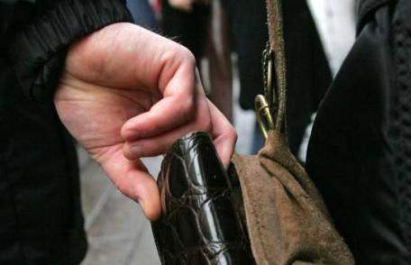 Botoșăneancă prinsă în timp ce fura un portofel! A ajuns pe mâna poliţiştilor!