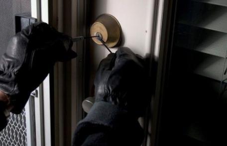 Doi hoți care-au jefuit o locuință din Ionăşeni, găsiți de polițiști. Au furat 15 litri de băuturi alcoolice și mai multe scule electrice