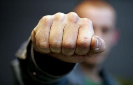 Bărbat bătut și lăsat inconștient