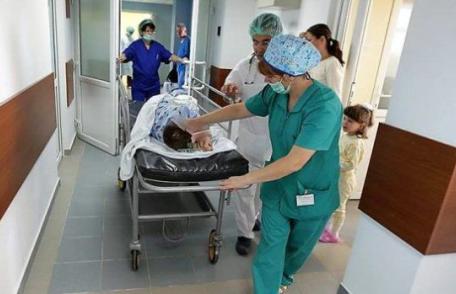 Fetiță de 13 ani transferată în stare gravă la Iași, după ce a căzut de la mansarda unui bloc din Botoşani