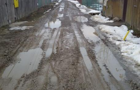 Primim la redacţie – Mii de „mulțumiri” conducerii orașului pentru străzile care arată deplorabil – FOTO