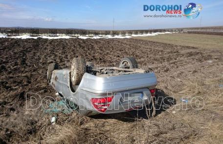 Cinci persoane rănite într-un accident rutier! Mașină răsturnată în afara părții carosabile – FOTO