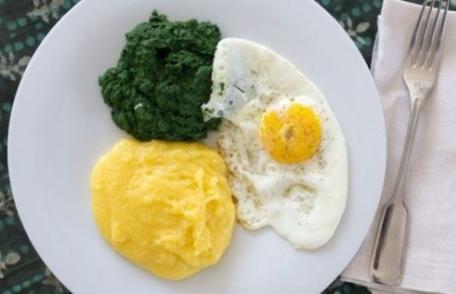 Piure de urzici cu mămăliguţă