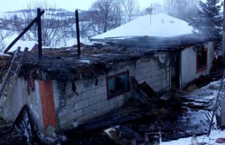 Adăpost de animale distrus într-un incendiu, la Ibănești - FOTO