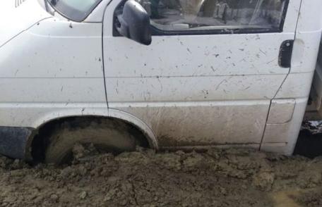 Mașină rămasă împotmolită într-o stradă din Botoșani – VIDEO/FOTO