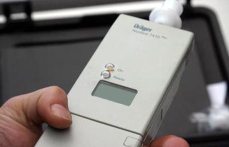 Depistaţi la volan sub influenţa băuturilor alcoolice