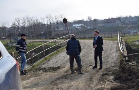 Pod afectat și reclamat de săteni, vizitat de prefectul Dan Şlincu - FOTO