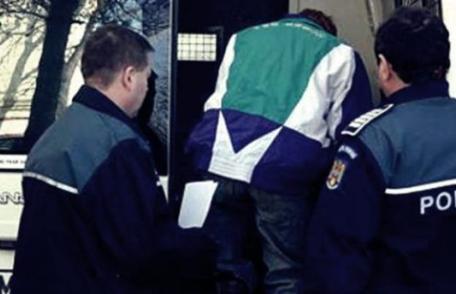Doi bărbați cu mandate de arestare, reținuți de polițiștii botoșăneni