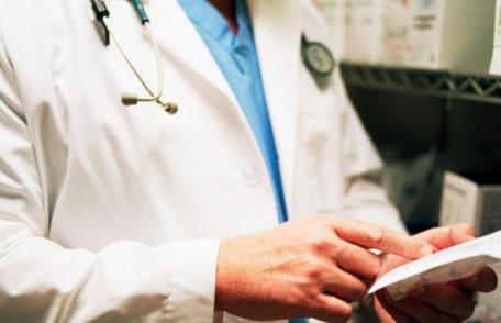 Un administrator de farmacie și un medic de familie arestați preventiv pentru obţinerea ilegală de fonduri