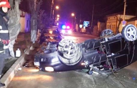 ACCIDENT! A lovit o mașină parcată, după care s-a răsturnat pe cupolă - FOTO