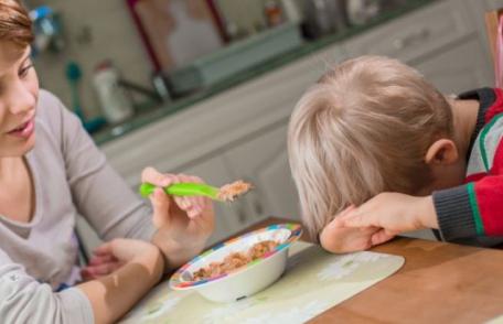 De ce este greşit să forţăm copilul să mănânce tot din farfurie. Impactul pe care-l va avea asupra vieţii lui de adult
