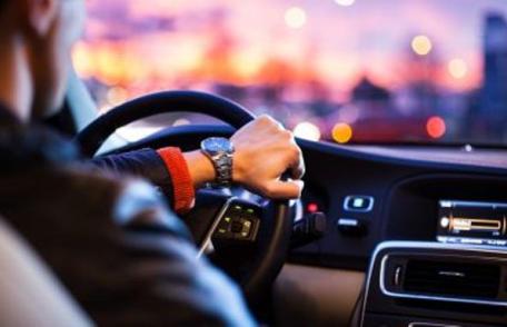 Bărbat cercetat după ce s-a urcat la volan fără permis și a acroșat un tânăr de 18 ani