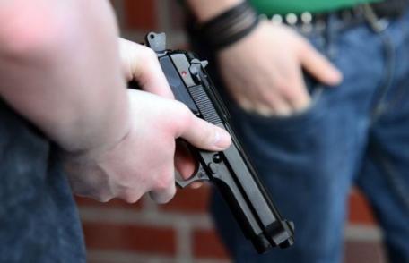 S-a crezut în filme! Reținut după ce a tras cu arma și a distrus geamurile unui autoturism în Leorda