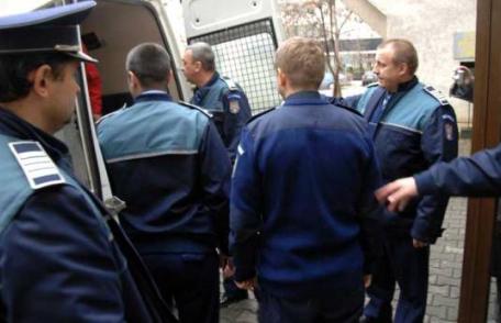 Doi botoșăneni reținuți după ce au bătut și tâlhărit un tânăr