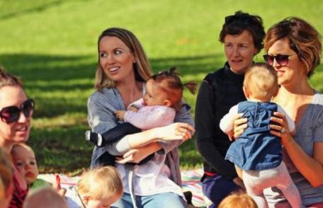 Veste bună pentru mame înainte de Paşte. Au fost virate indemnizaţiile pentru creşterea copilului şi stimulentele de inserţie