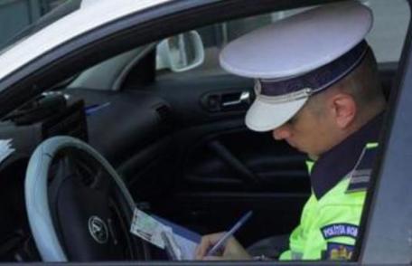 Tânăr cercetat de polițiști. A condus, fără permis, a rupt un stâlp și a distrus mai multe cabluri 