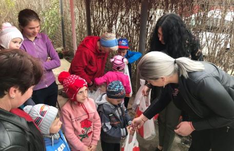 „CULORI DE PRIMĂVARĂ” pentru copii și bătrâni din județ - FOTO