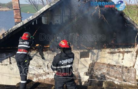 Incendiu puternic izbucnit la o casă din zona Progresul. Pompierii dorohoieni au intervenit pentru stingere - FOTO