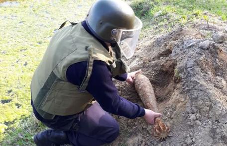 Bombă de aruncător găsită în grădina unui botoșănean - FOTO