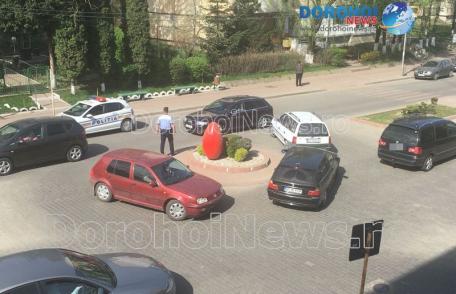 Accident pe Bulevardul Victoriei din Dorohoi! Mașini avariate după o neacordare de prioritate – FOTO