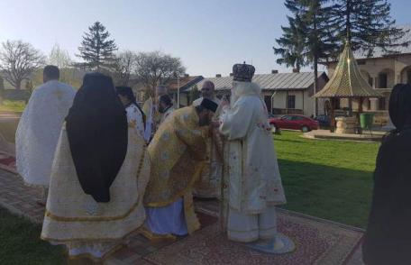 Un preot din Dorohoi spune bancuri și transmite pilde credincioșilor pe contul său de Facebook