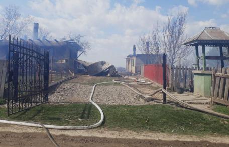 Incendiu puternic într-o gospodărie din comuna Suharău! Intervenție dificilă a pompierilor dorohoieni – VIDEO/FOTO
