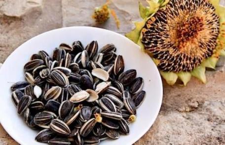 Pericolele consumului de seminţe sărate. Avertismentul nutriţioniştilor