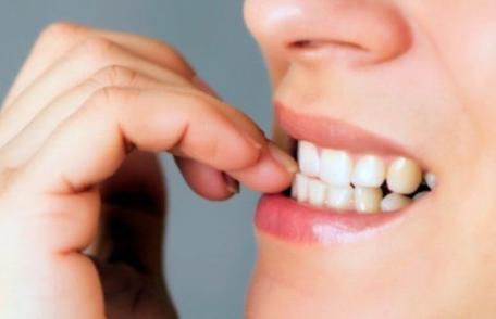 De ce unii oamenii își rod unghiile? Psihologii au un verdict şocant