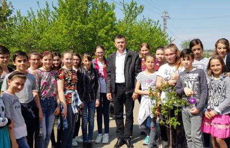 Ibănești: „Fii om, plantează un pomișor!” - FOTO