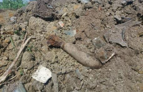 Bombă de aruncător, în stare activă, găsită în timpul unor lucrări - FOTO