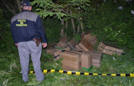 Zece colete cu țigări de contrabandă învelite cu bandă scotch, confiscate la frontieră de Poliția de Frontieră Darabani - FOTO
